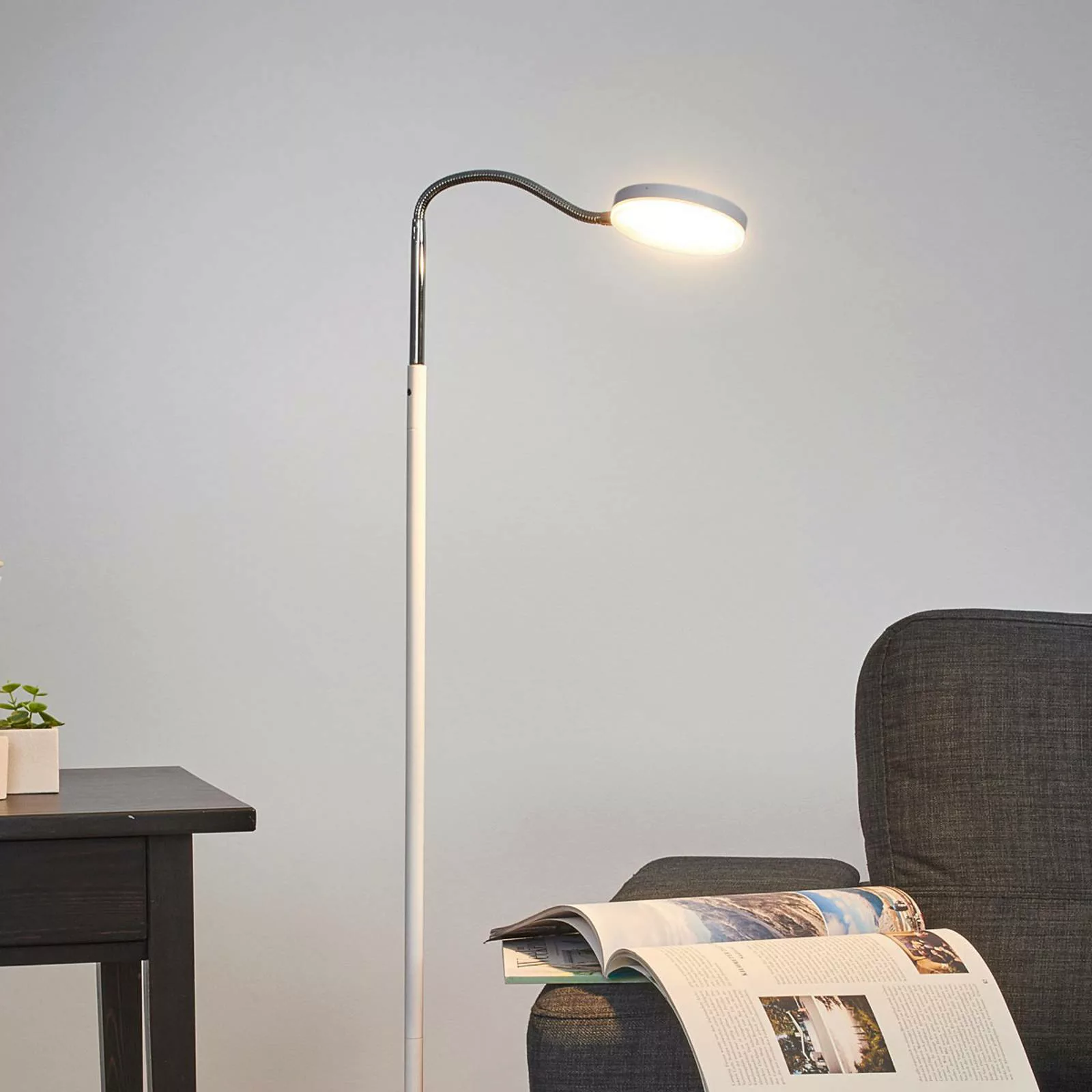 Lindby LED-Stehlampe Milow, weiß, 140 cm hoch, Fußschalter günstig online kaufen