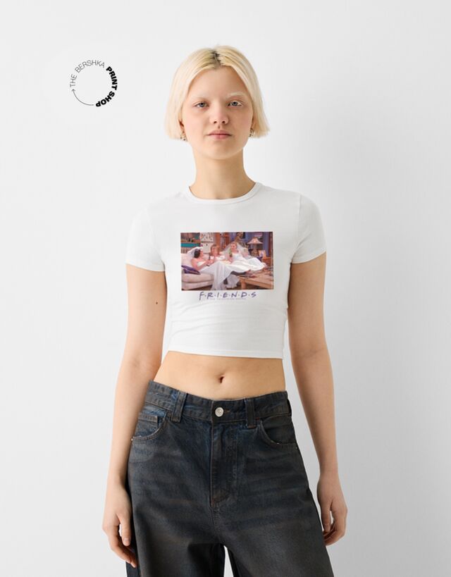 Bershka T-Shirt Friends Mit Kurzen Ärmeln Und Print Damen S Grbrochenes Wei günstig online kaufen