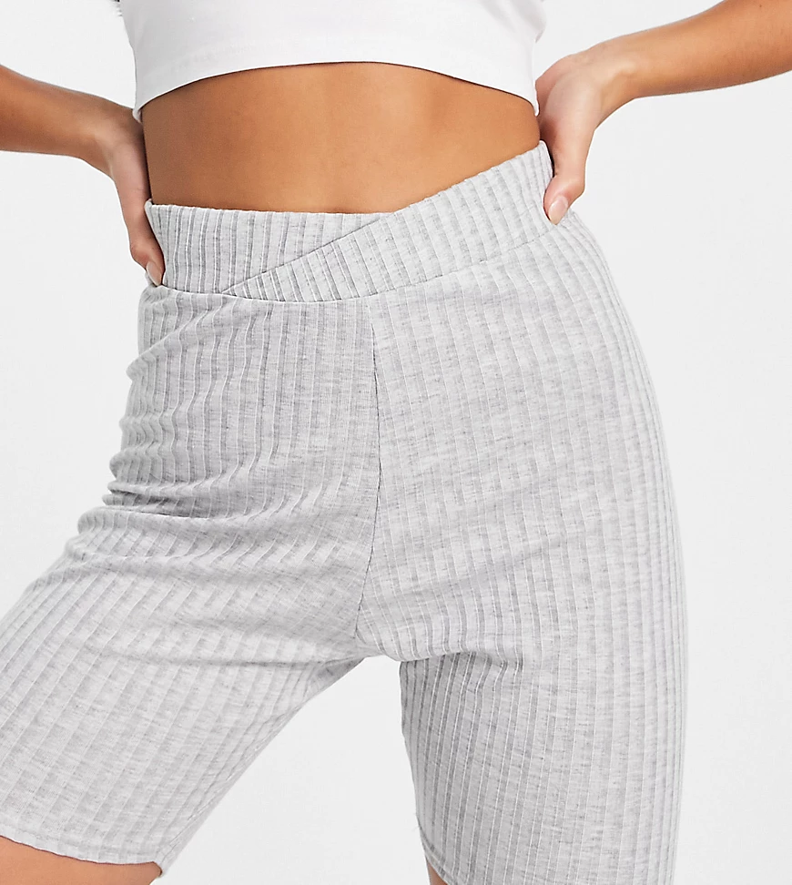 Missguided Petite – Asymmetrische Legging-Shorts in Grau günstig online kaufen