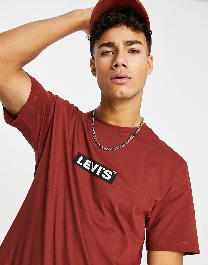 Levi's – T-Shirt in Burgunderrot mit kleinem, kastenförmigem Etikettlogo günstig online kaufen