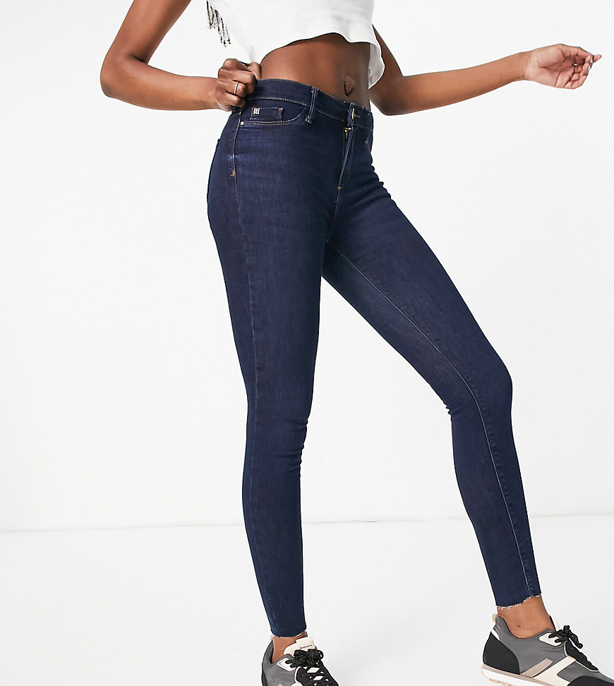 River Island Tall – Molly – Enge Jeans in Dunkelblau günstig online kaufen