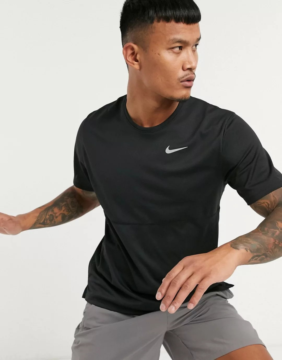 Nike Running – Breathe – Schwarzes T-Shirt günstig online kaufen