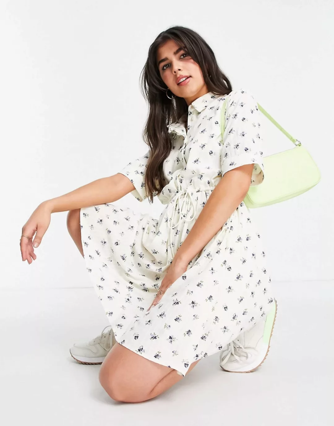 Pieces – Hemdkleid mit Bindeband an der Taille in Cremeweiß geblümt-Mehrfar günstig online kaufen