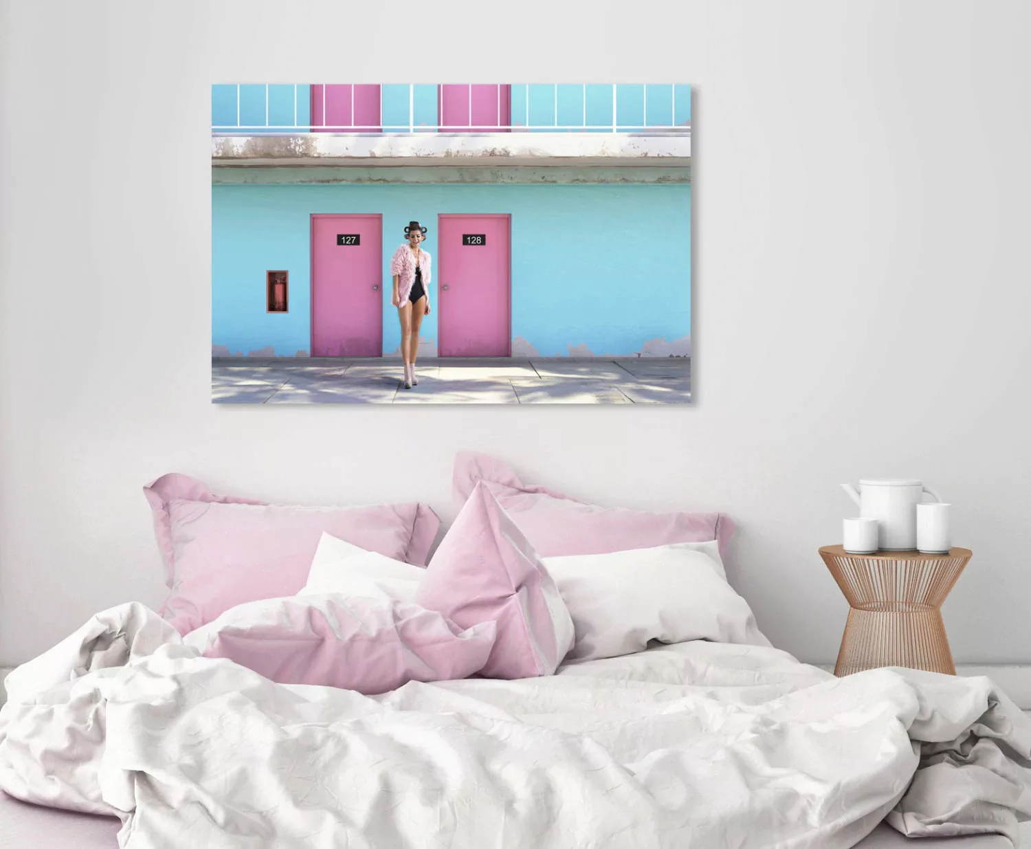 queence Acrylglasbild "Frau vor Hauswand" günstig online kaufen