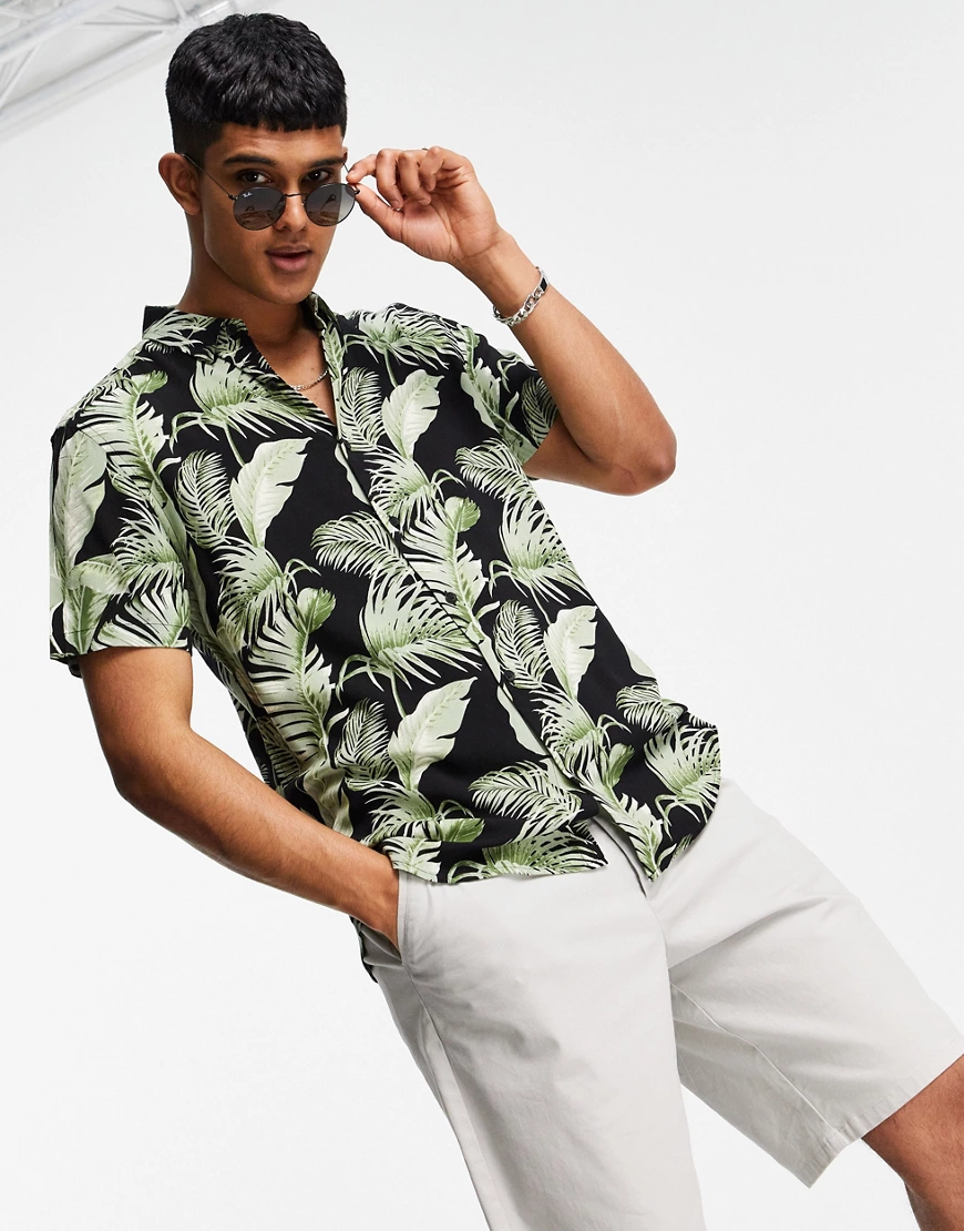 New Look – Kurzärmliges Hemd in Schwarz mit tropischem Muster, Kombiteil günstig online kaufen