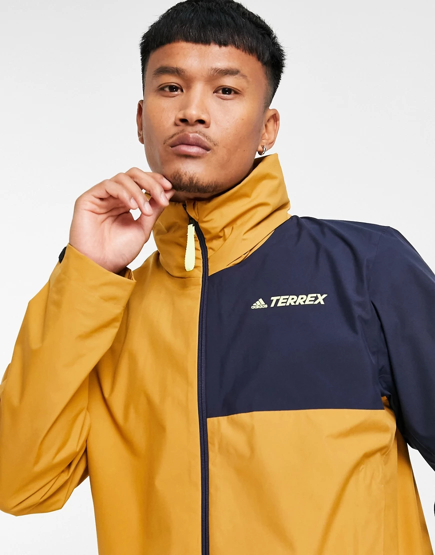 adidas – Terrex – Jacke mit Farbblockdesign in Braun und Marineblau günstig online kaufen