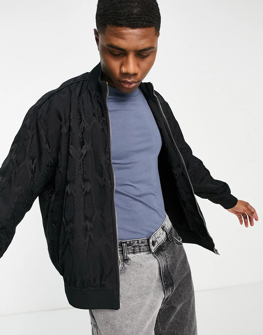 Bershka – Trainingsjacke in Schwarz mit Schlangenmuster und Reißverschluss, günstig online kaufen