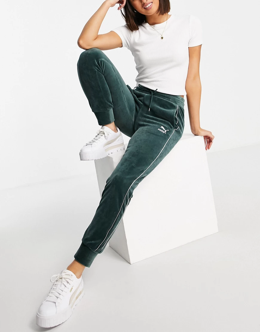 PUMA – Iconic T7 – Jogginghose aus Velours in Grün günstig online kaufen