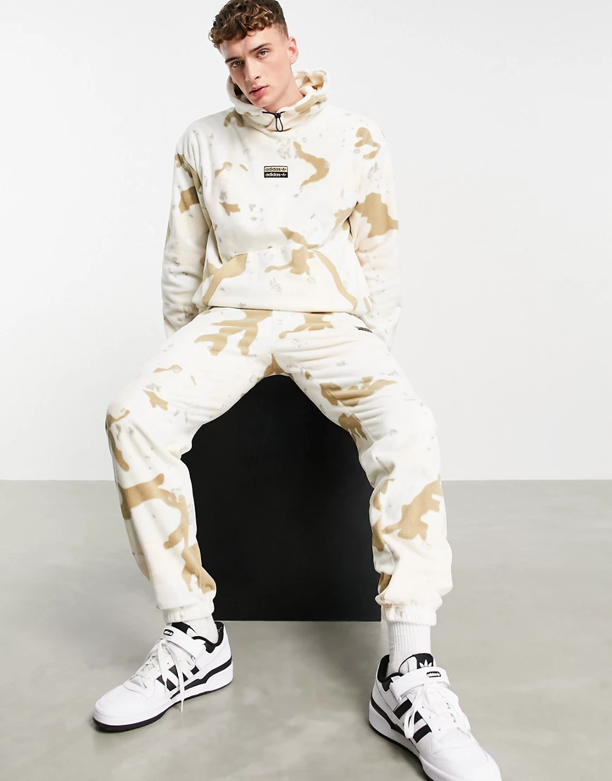 adidas Originals – RYV – Fleece-Jogginghose mit Military-Muster in Beige-Ne günstig online kaufen