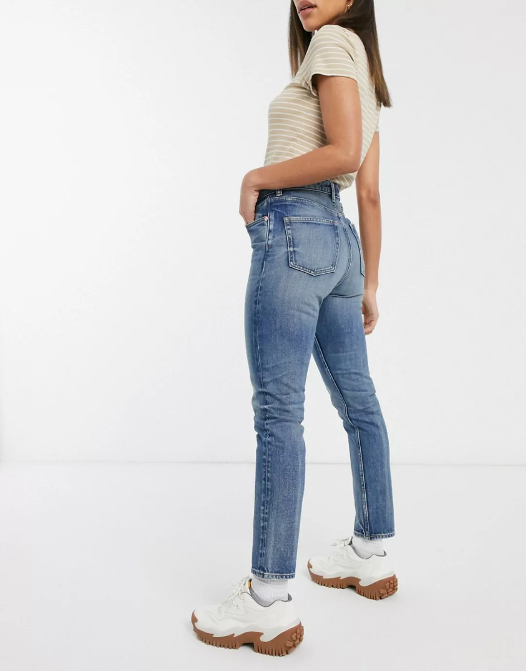 Monki – Kimomo – Mom-Jeans mit hohem Bund aus Bio-Baumwolle in LA-Waschung- günstig online kaufen
