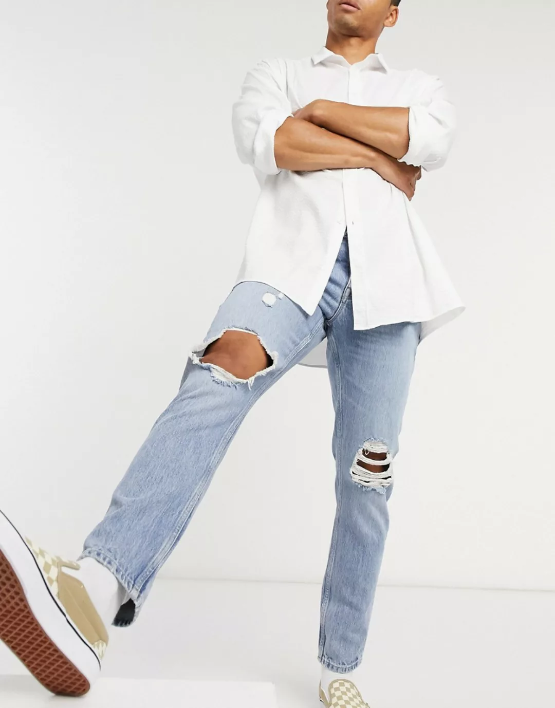 ASOS DESIGN – Schmale Jeans in heller Vintage-Waschung mit Zierrissen am Kn günstig online kaufen