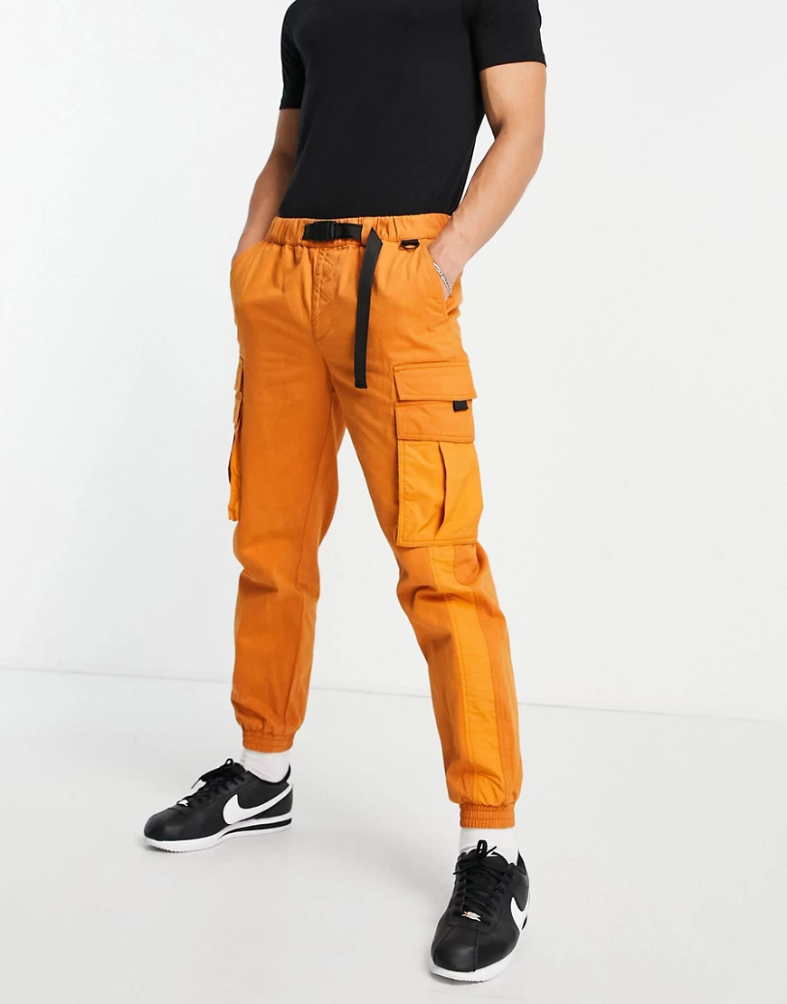 Topman – Eng geschnittene Cargohose in Orange mit Gürtel und seitlichem Ein günstig online kaufen