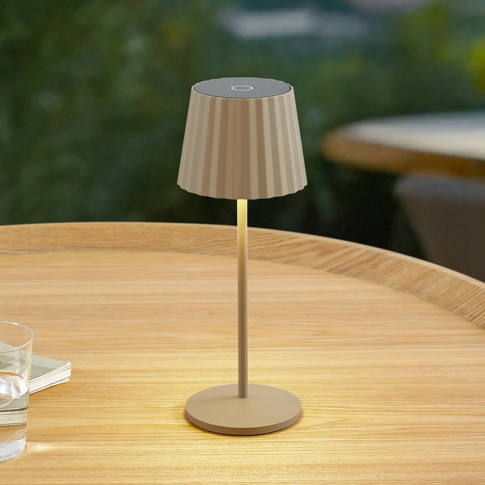 Lindby LED-Akku-Tischleuchte Esali, beige, Metall, IP65 günstig online kaufen