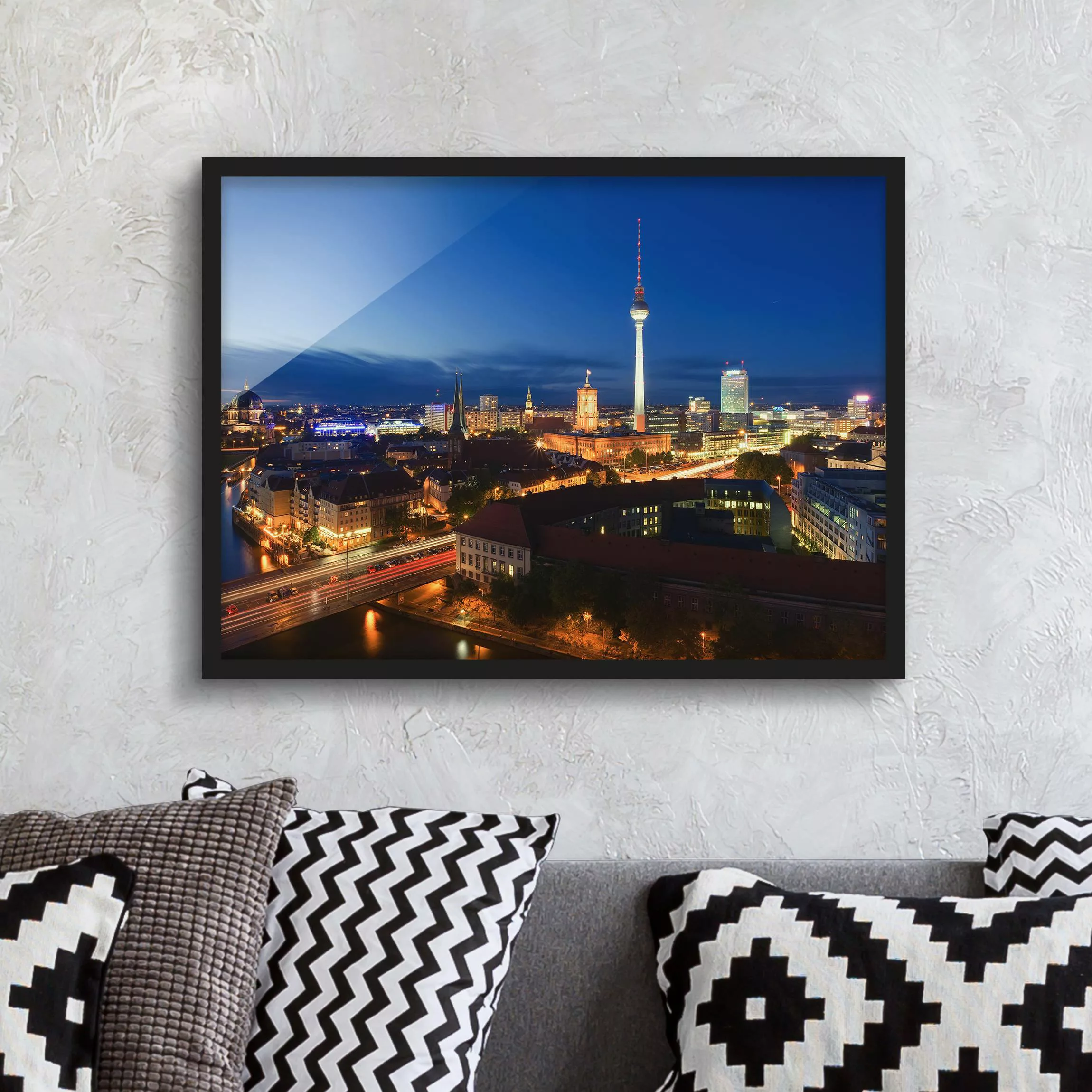 Bild mit Rahmen Architektur & Skyline - Querformat Fernsehturm bei Nacht günstig online kaufen