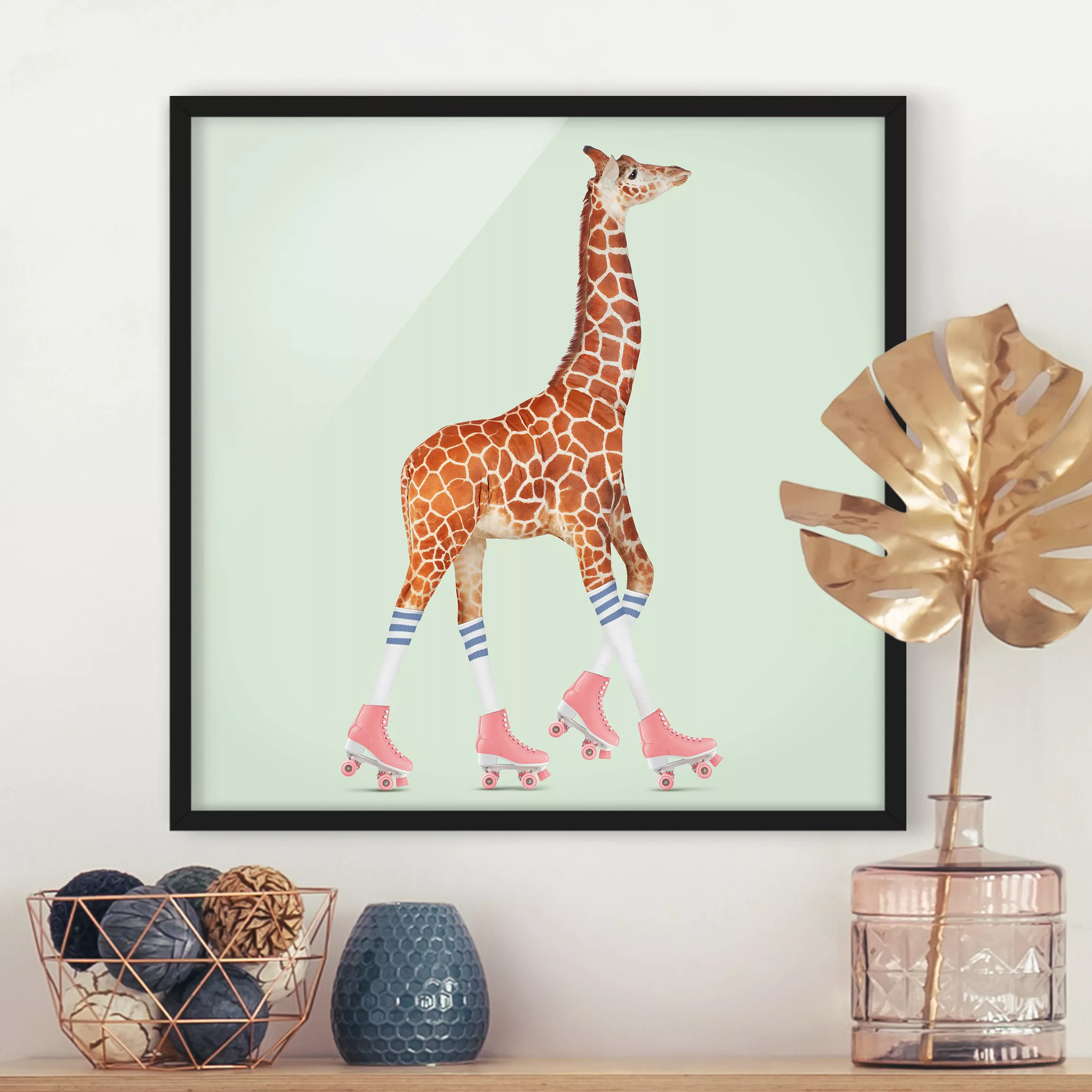 Bild mit Rahmen Kinderzimmer - Quadrat Giraffe mit Rollschuhen günstig online kaufen