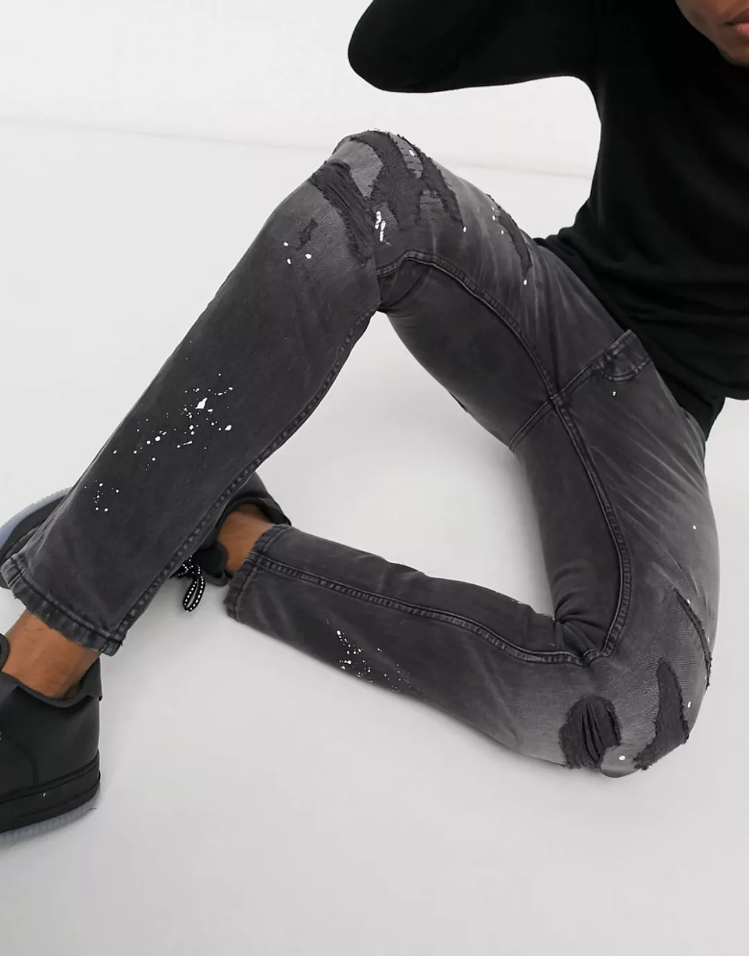 Topman – Eng geschnittene Jeans aus Bio-Baumwolle mit Farbspritzern in verw günstig online kaufen