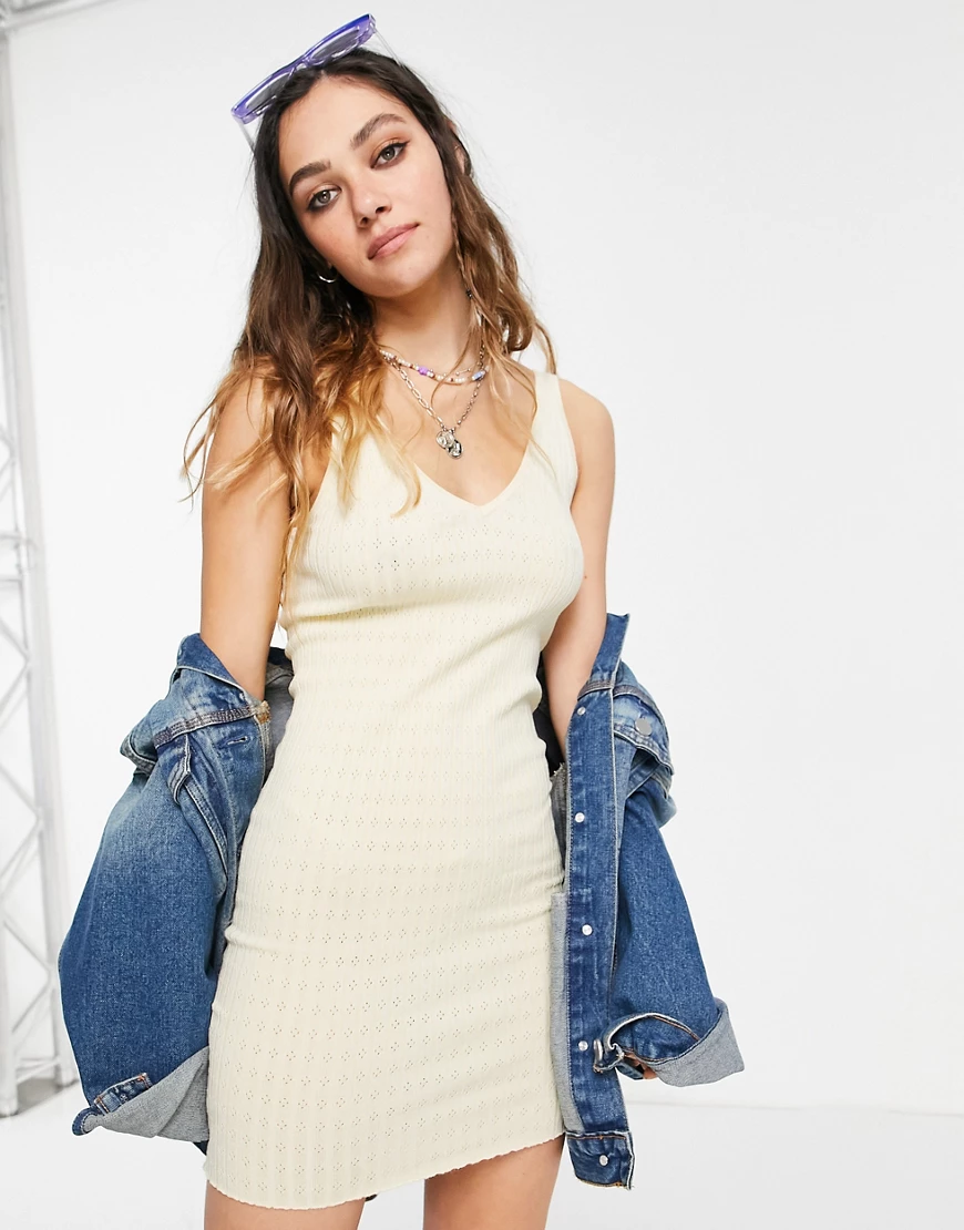 Bershka – Strickkleid mit V-Ausschnitt in Blassgelb günstig online kaufen