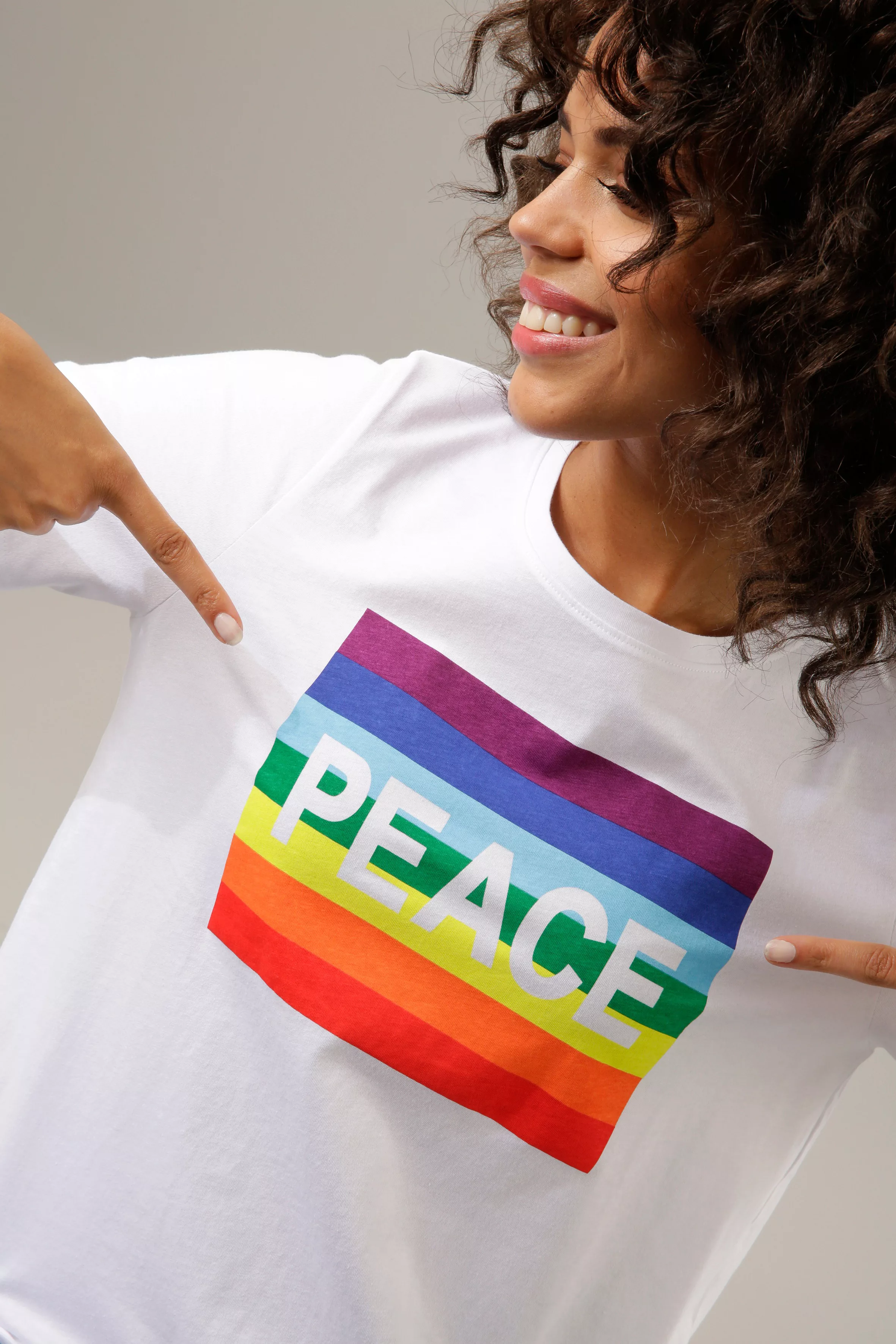 Aniston CASUAL T-Shirt, Frontdruck mit Regenbogen und PEACE-Schriftzug günstig online kaufen