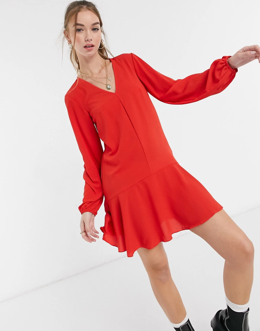 ASOS DESIGN – Gesmoktes Minikleid mit V-Ausschnitt in Rot günstig online kaufen