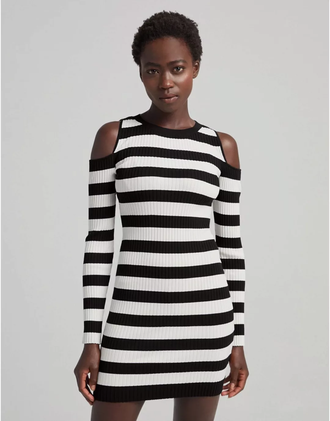 Bershka – Feinstrick-Pulloverkleid in Schwarz-Weiß gestreift mit Zieraussch günstig online kaufen