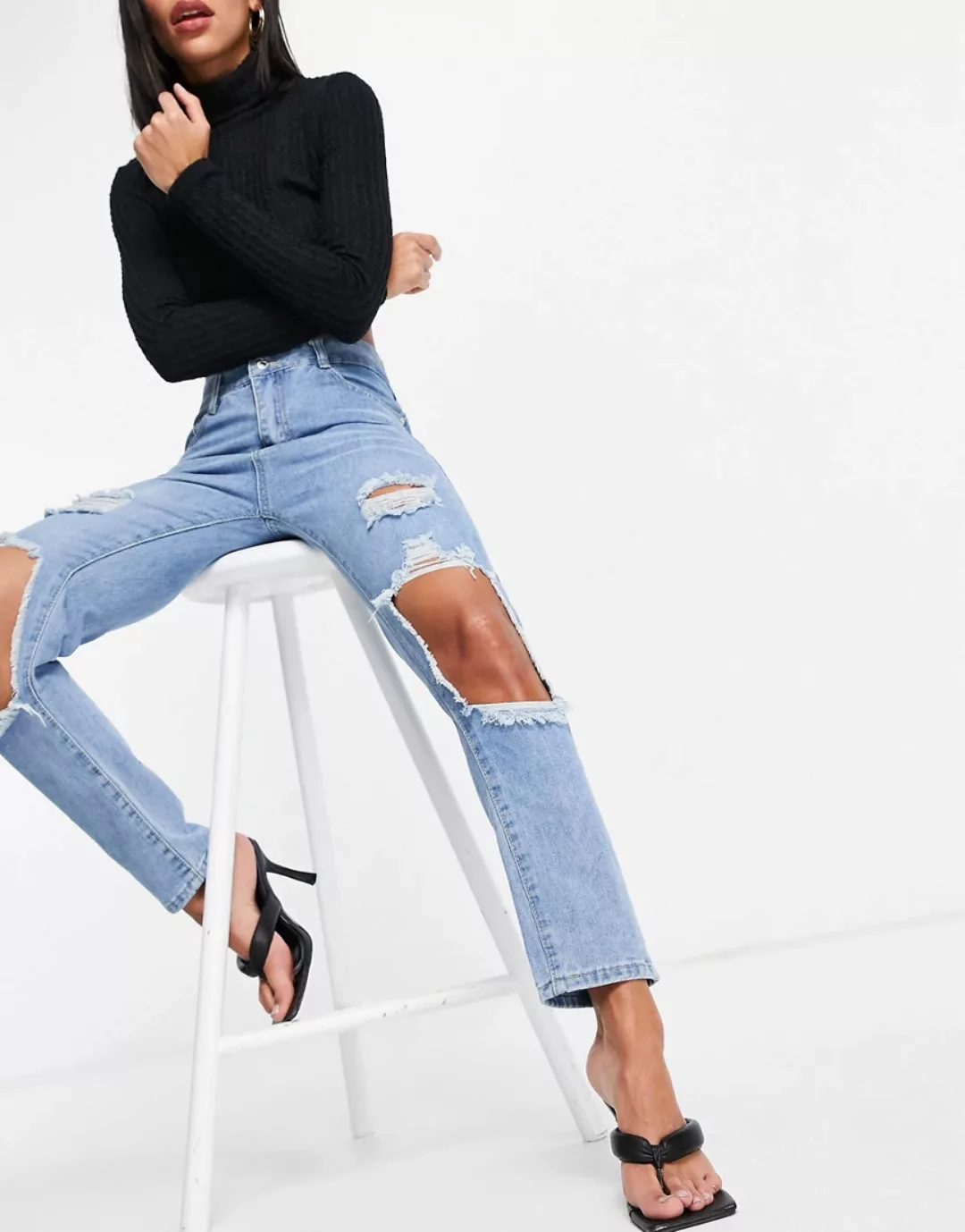 I Saw It First – Blaue Mom-Jeans mit Zierausschnitt am Knie günstig online kaufen