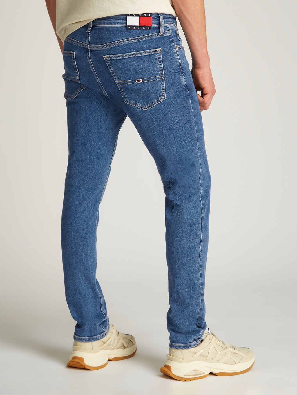 Tommy Jeans Tapered-fit-Jeans mit Logostickereien günstig online kaufen