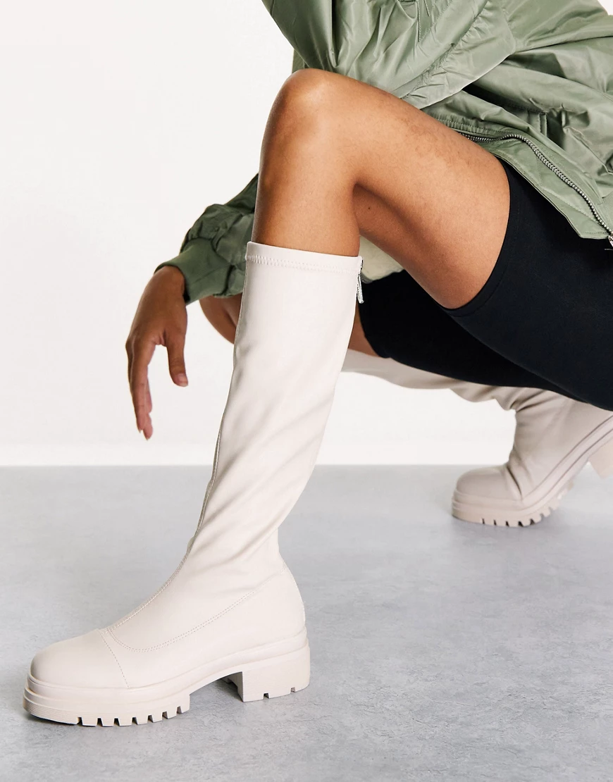 Simmi London – Flache kniehohe Stiefel mit dicker Sohle in Creme-Neutral günstig online kaufen