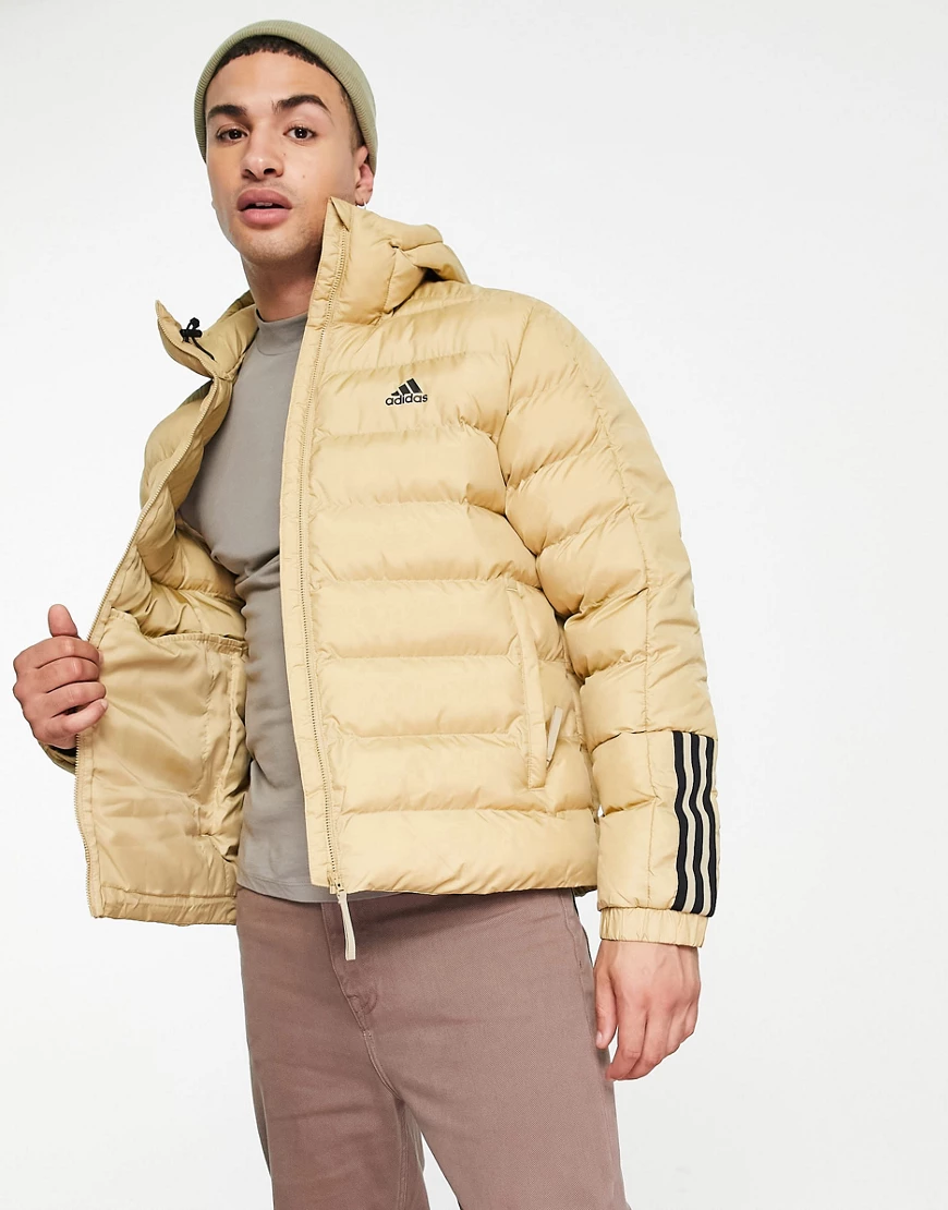 adidas – Outdoor Primegreen – Daunenjacke in Beige mit Kapuze und drei Stre günstig online kaufen