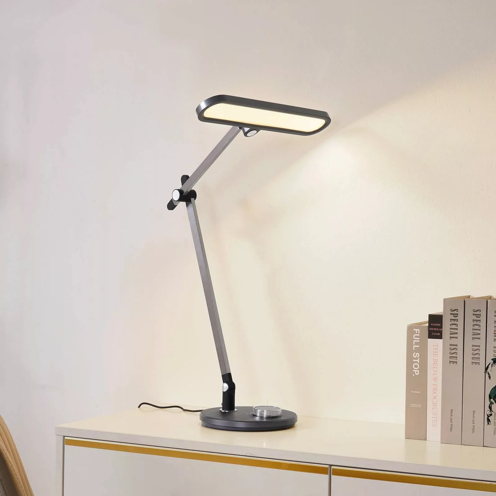 Lindby LED-Tischleuchte Elvir, grau, Alu, Höhe 53cm, CCT günstig online kaufen