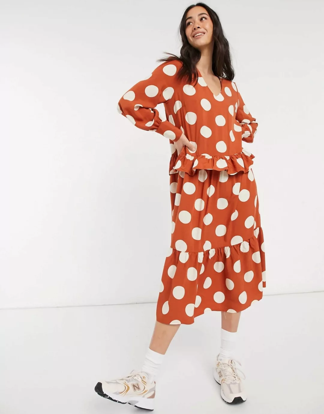 Y.A.S – Gesmoktes Kleid mit V-Ausschnitt und Stufendetail in Orange gepunkt günstig online kaufen