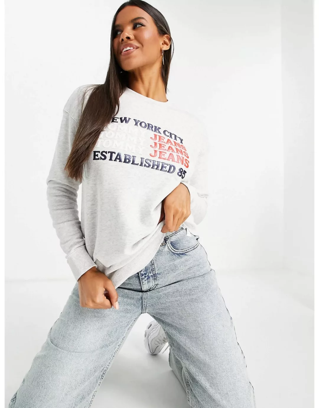 Tommy Jeans – Sweatshirt in Grau mit NYC-Logo günstig online kaufen