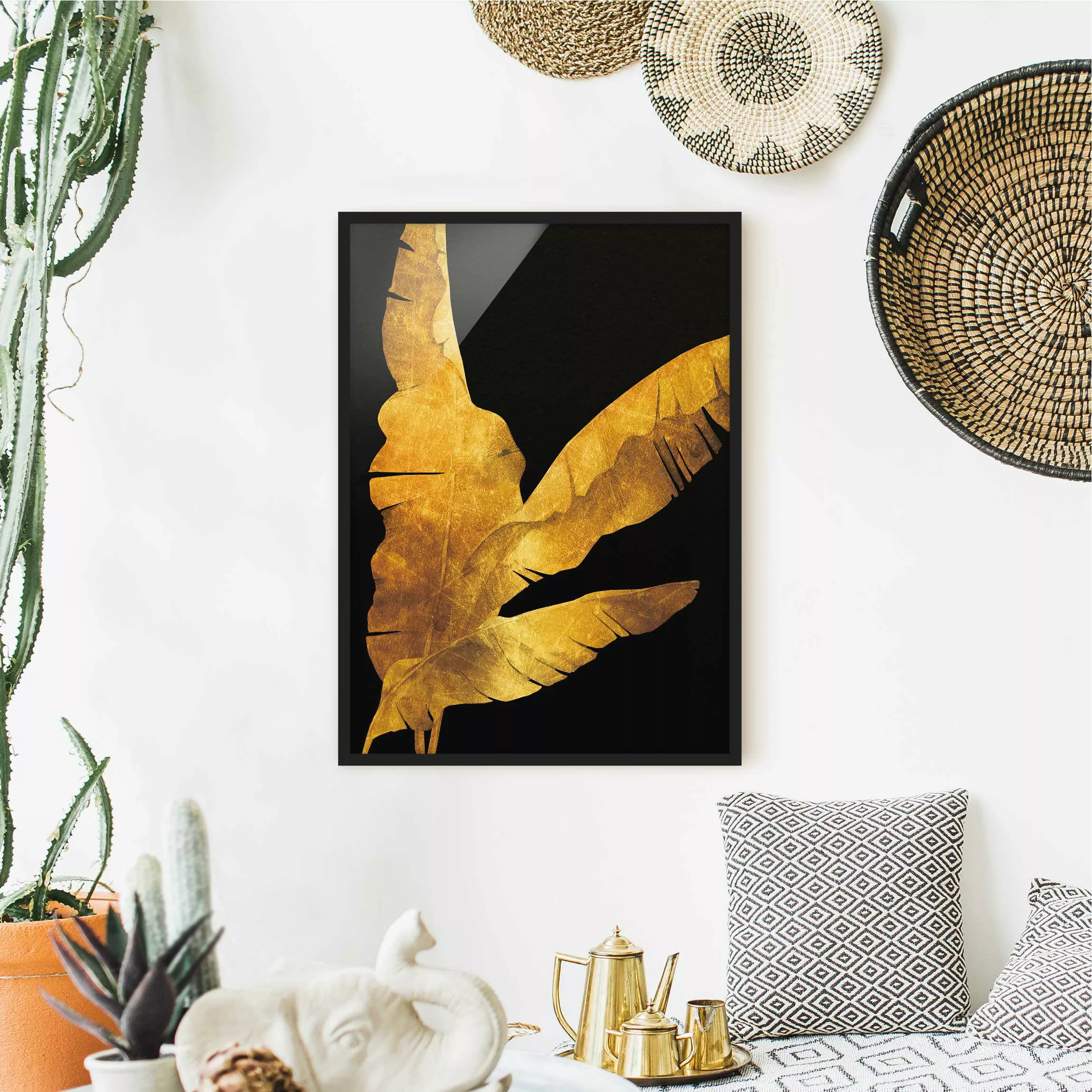 Bild mit Rahmen Blumen - Hochformat Gold - Bananenpalme auf Schwarz günstig online kaufen