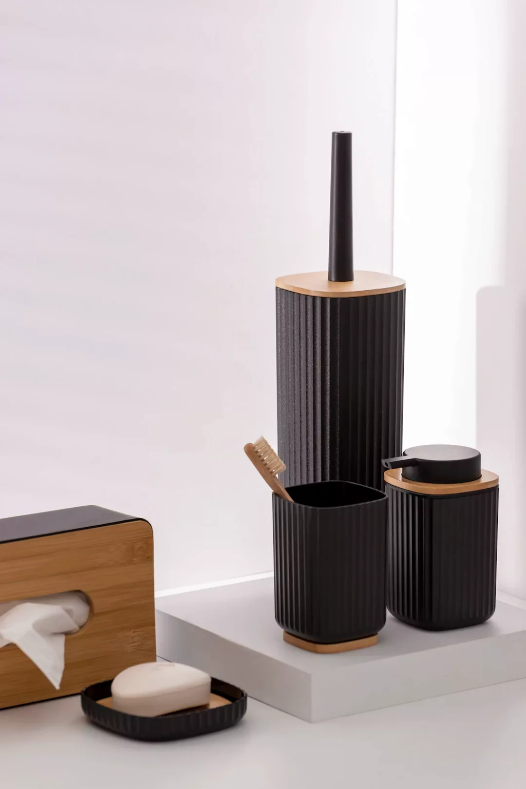 WENKO WC-Garnitur "Rotello", aus Kunststoff-Bambus, schwarz, mit geschlosss günstig online kaufen