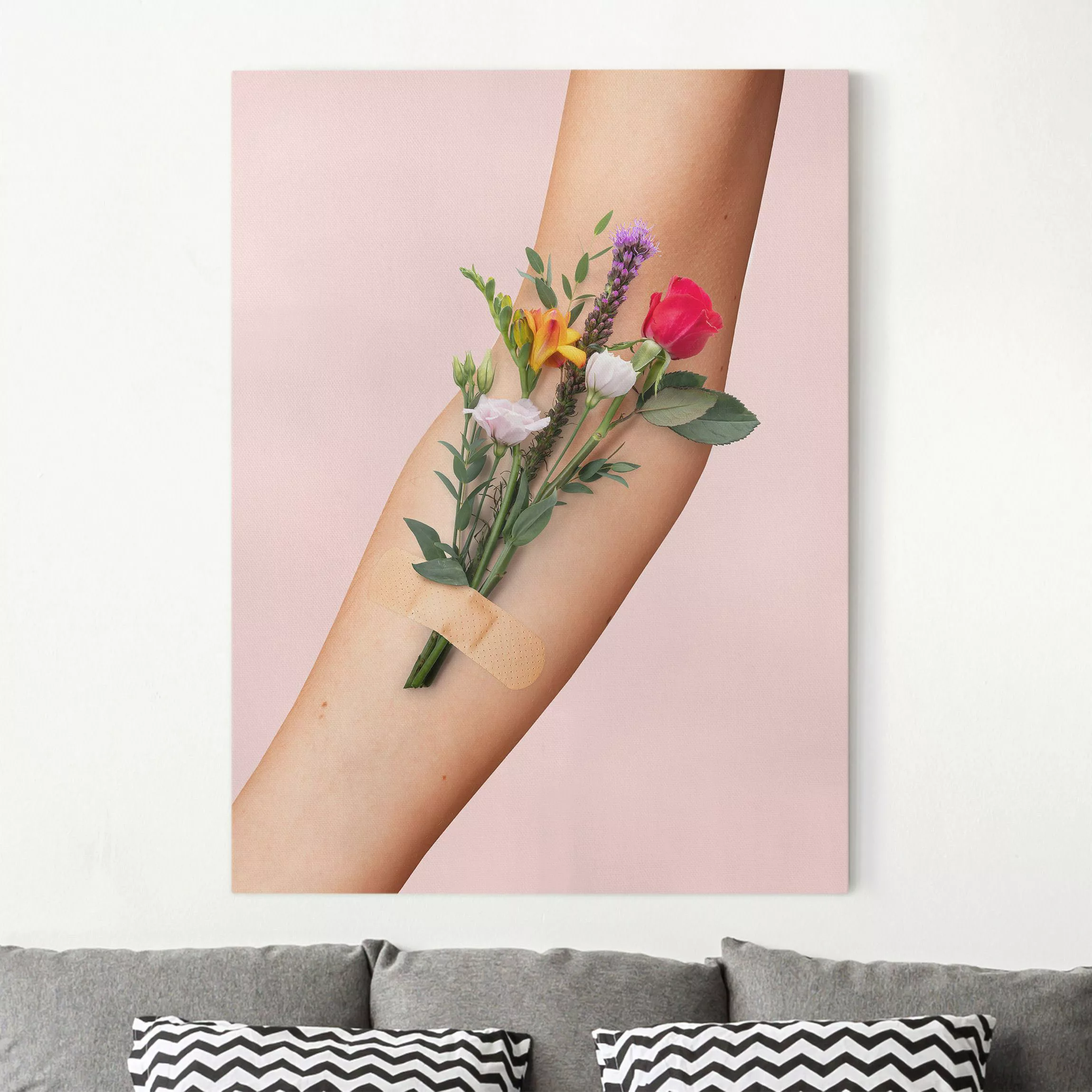 Leinwandbild Arm mit Blumen günstig online kaufen