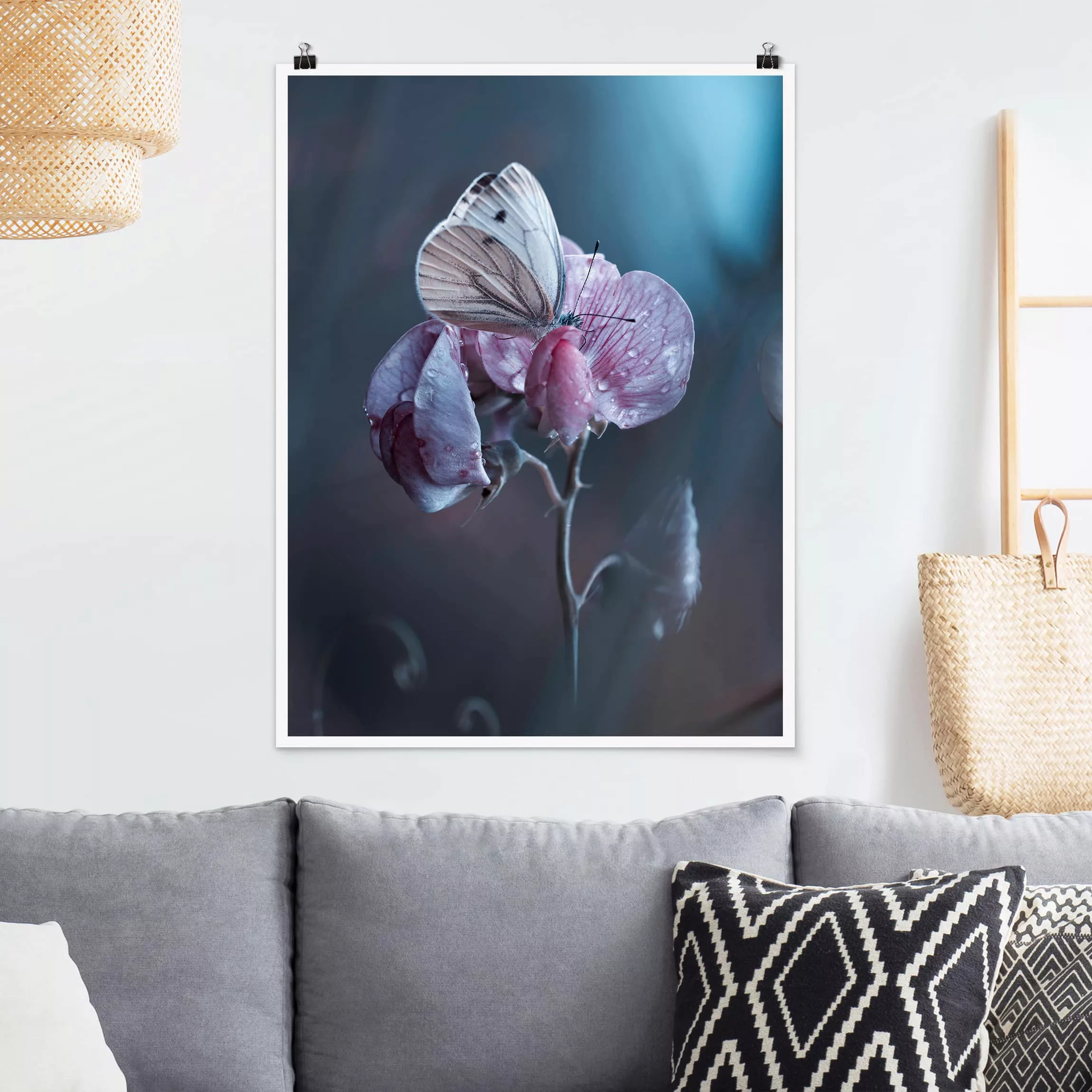 Poster Blumen - Hochformat Schmetterling im Regen günstig online kaufen