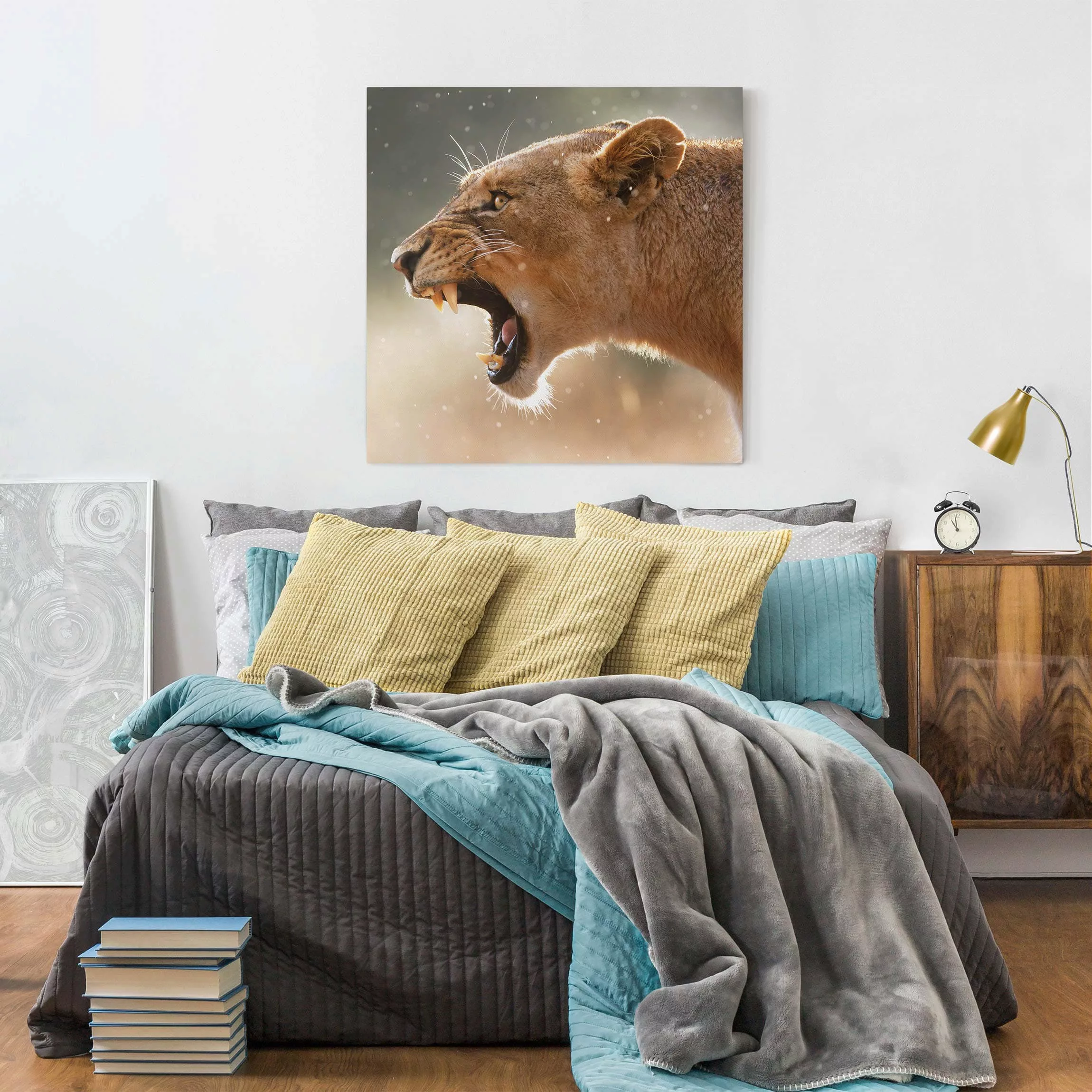 Leinwandbild Tiere - Quadrat Löwin auf der Jagd günstig online kaufen