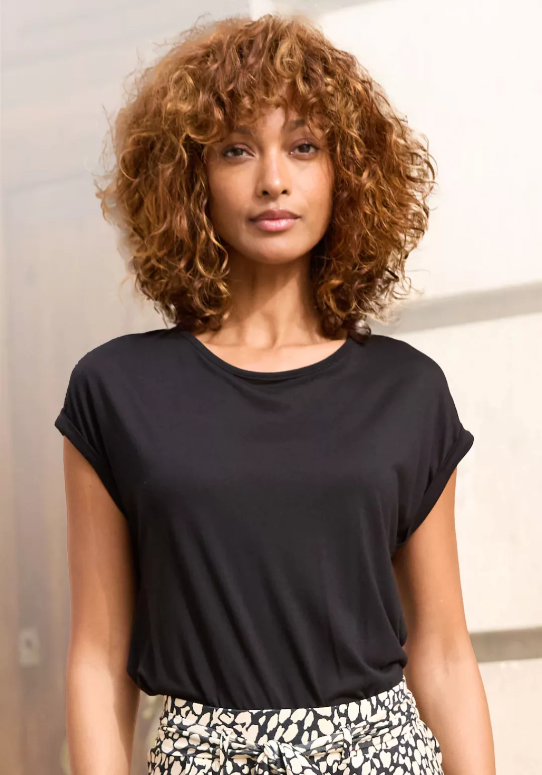 LASCANA Kurzarmshirt mit Rundhalsausschnitt, Jerseyware, Ärmelaufschlag, günstig online kaufen