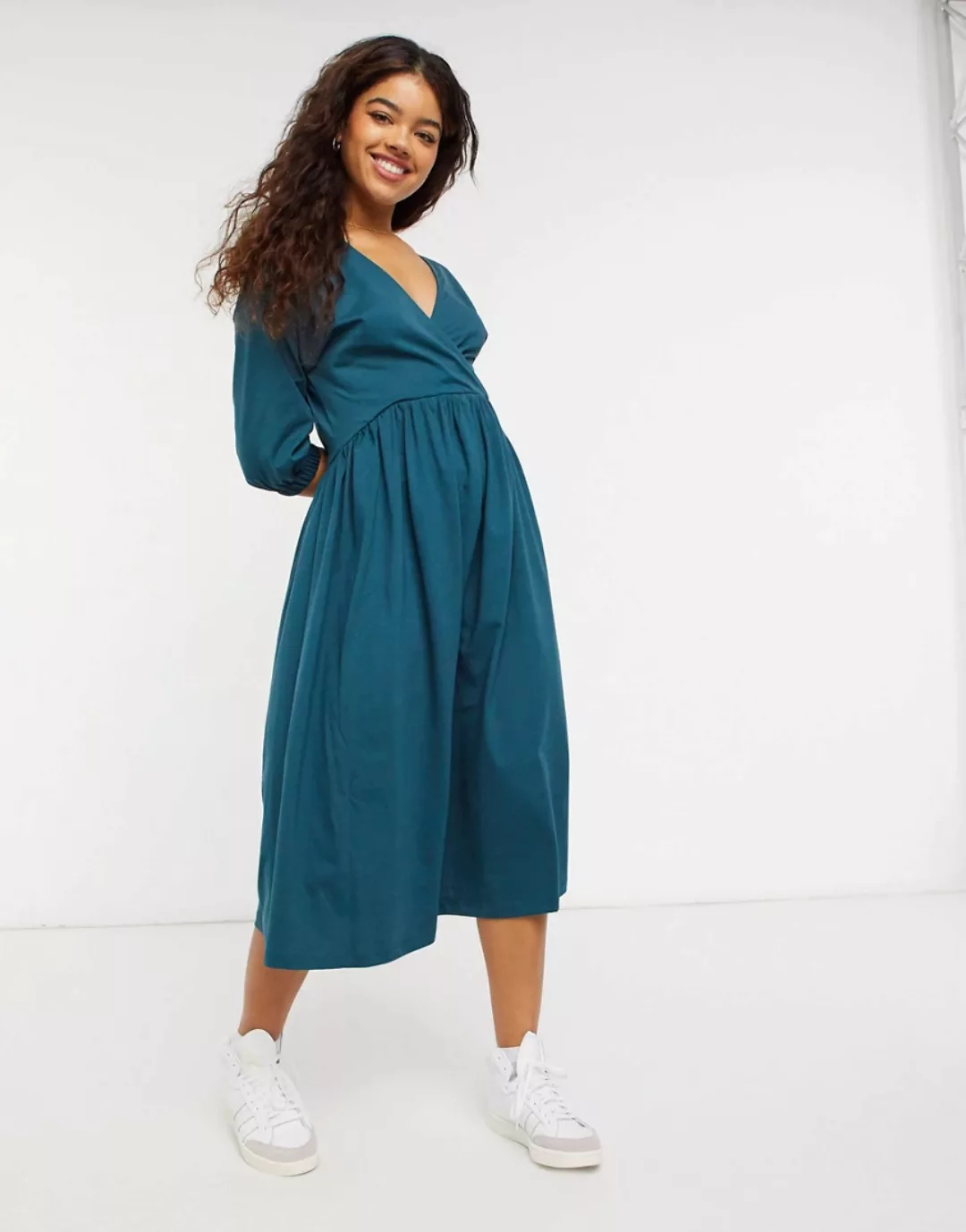 ASOS DESIGN – Midi-Hängerkleid mit Wickeldesign am Oberteil in Tannengrün günstig online kaufen