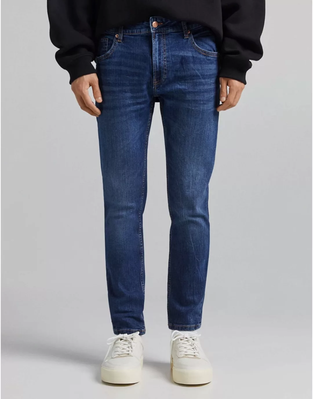 Bershka – Enge Jeans in Mittelblau günstig online kaufen