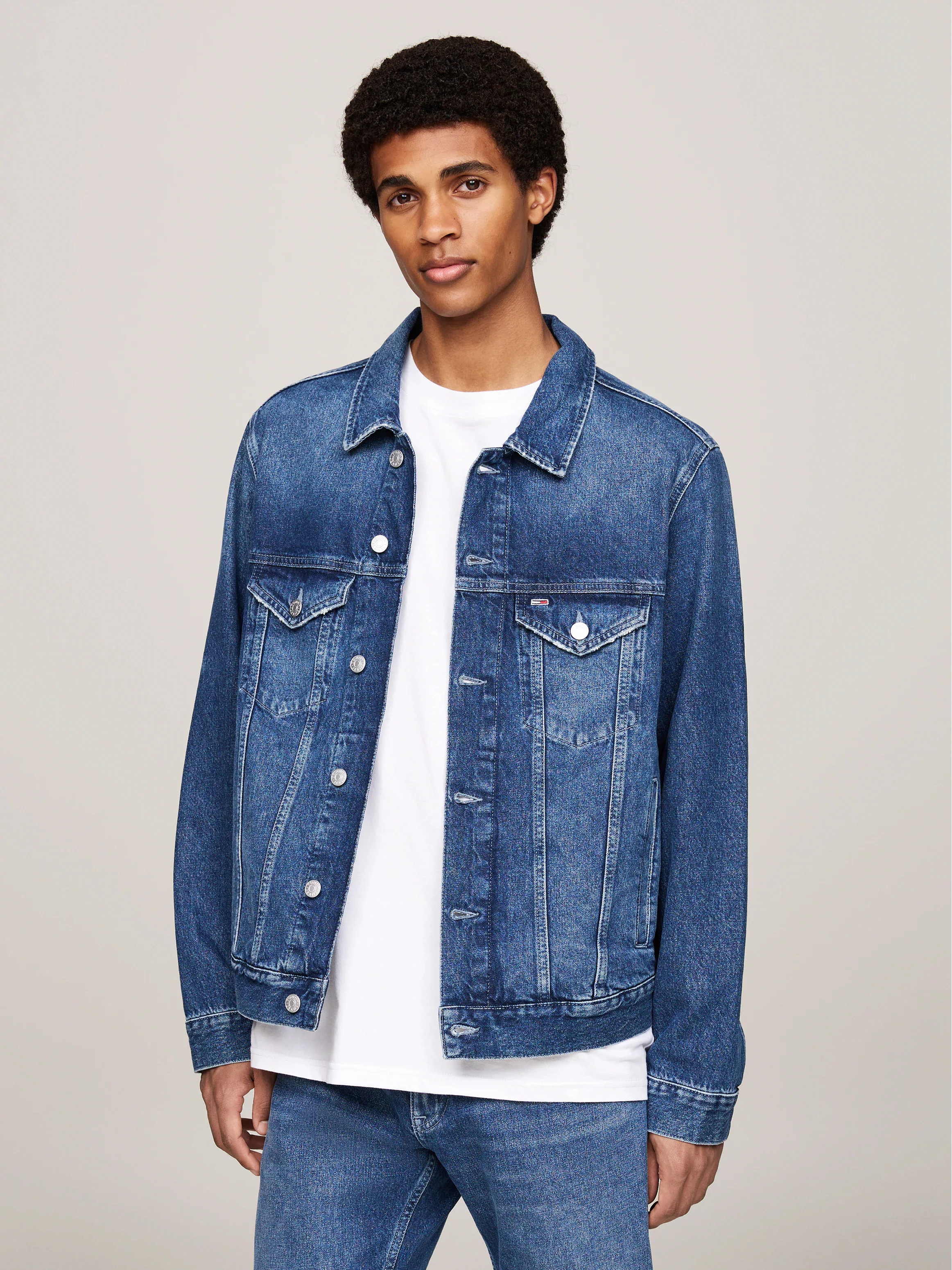 Tommy Jeans Jeansjacke "RYAN RGLR TRCKR JCKT DH6031", Großes Markenemblem a günstig online kaufen