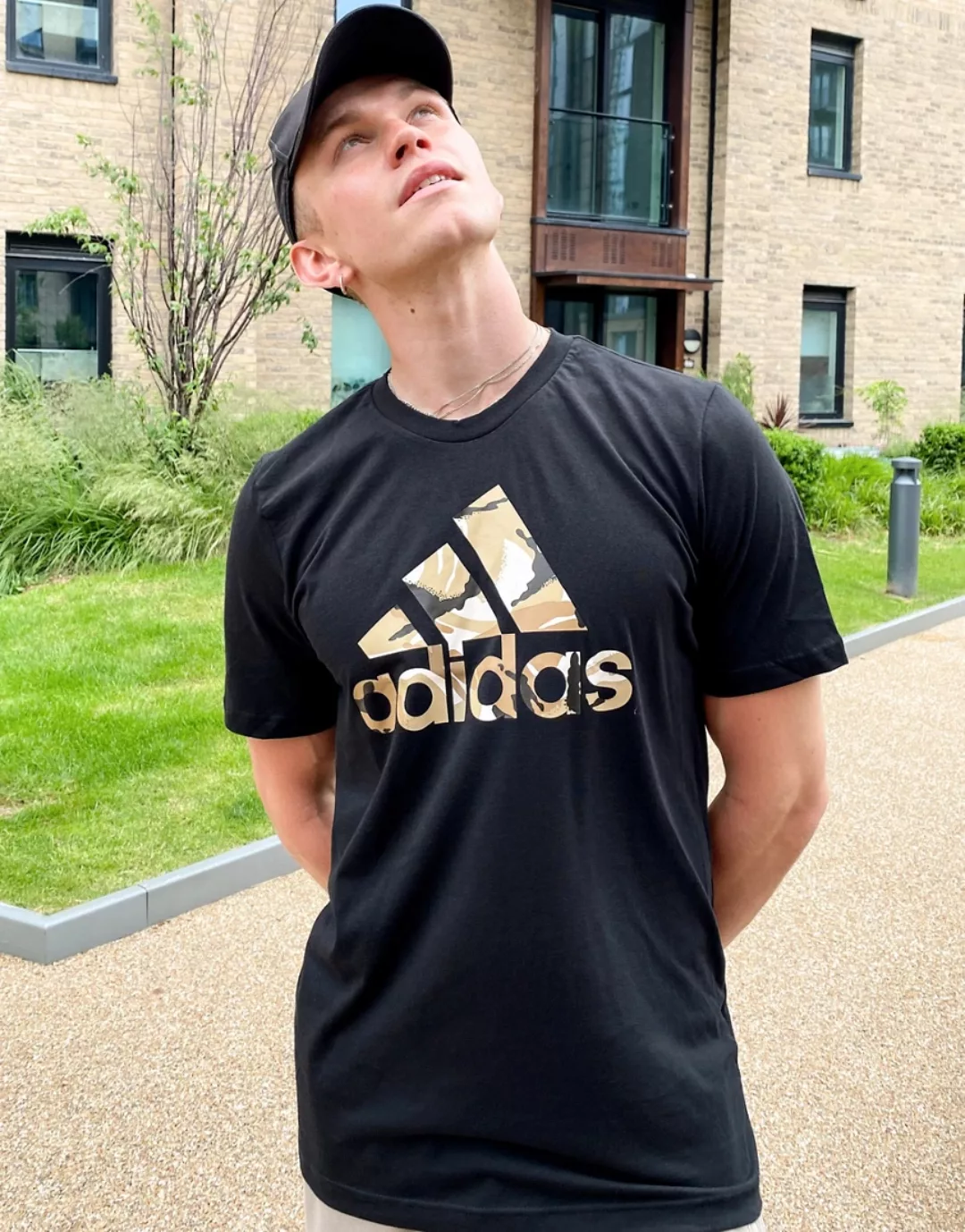 adidas Training – T-Shirt in Schwarz mit Rückenprint mit Military-Muster günstig online kaufen