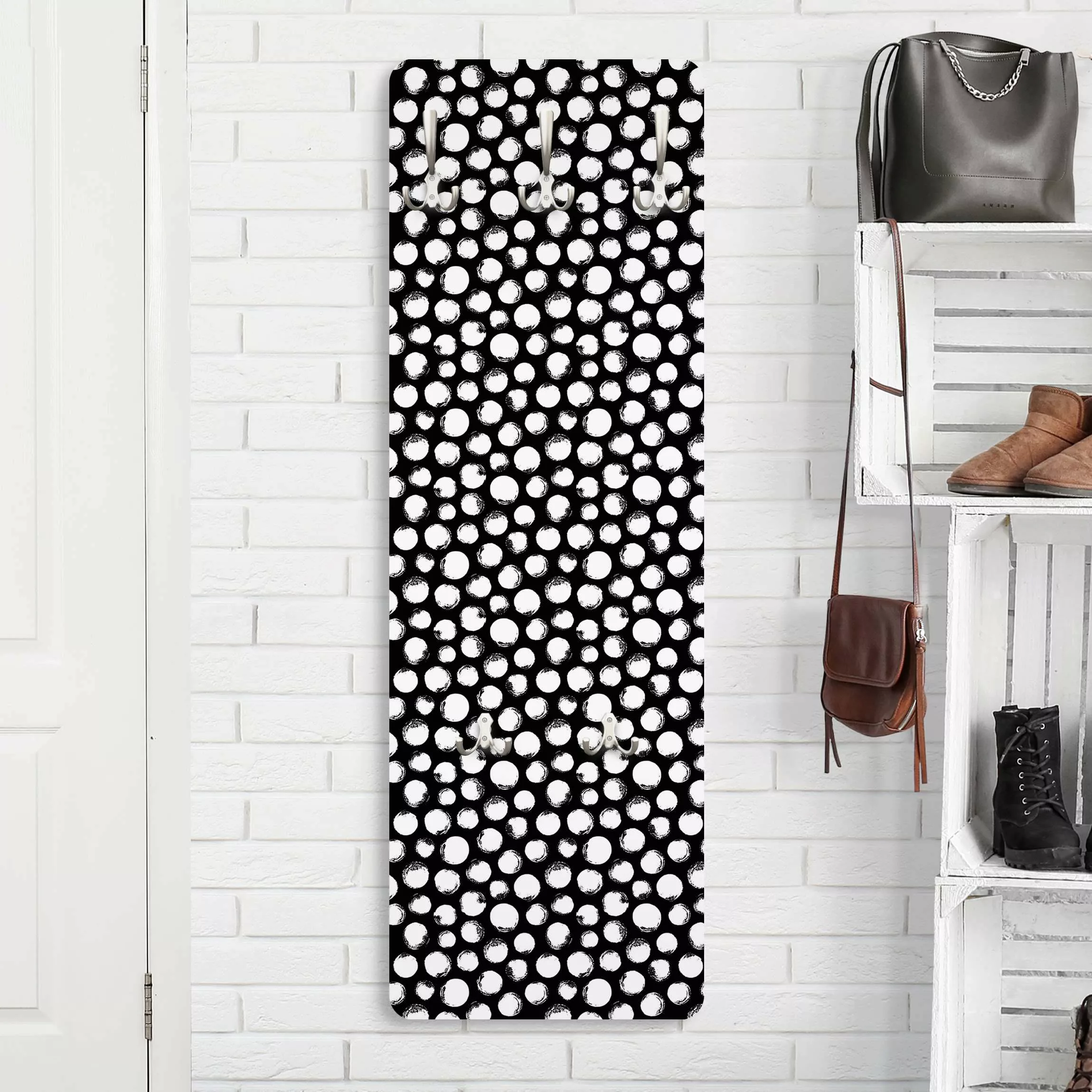 Wandgarderobe Holzpaneel Weiße Tusche Polkadots auf Schwarz günstig online kaufen