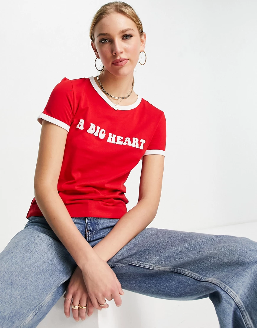 Monki – T-Shirt in Rot mit Schriftzug günstig online kaufen