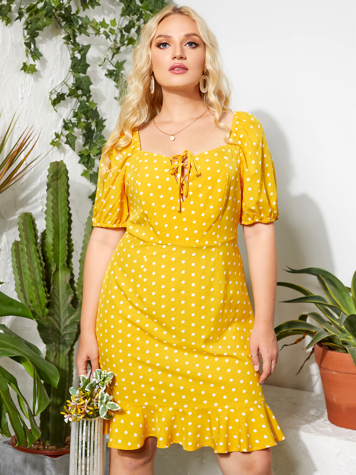 YOINS Plus Größe Polka Dot Lace-Up Design Rüschenbesatz kurze Ärmel Kleid günstig online kaufen