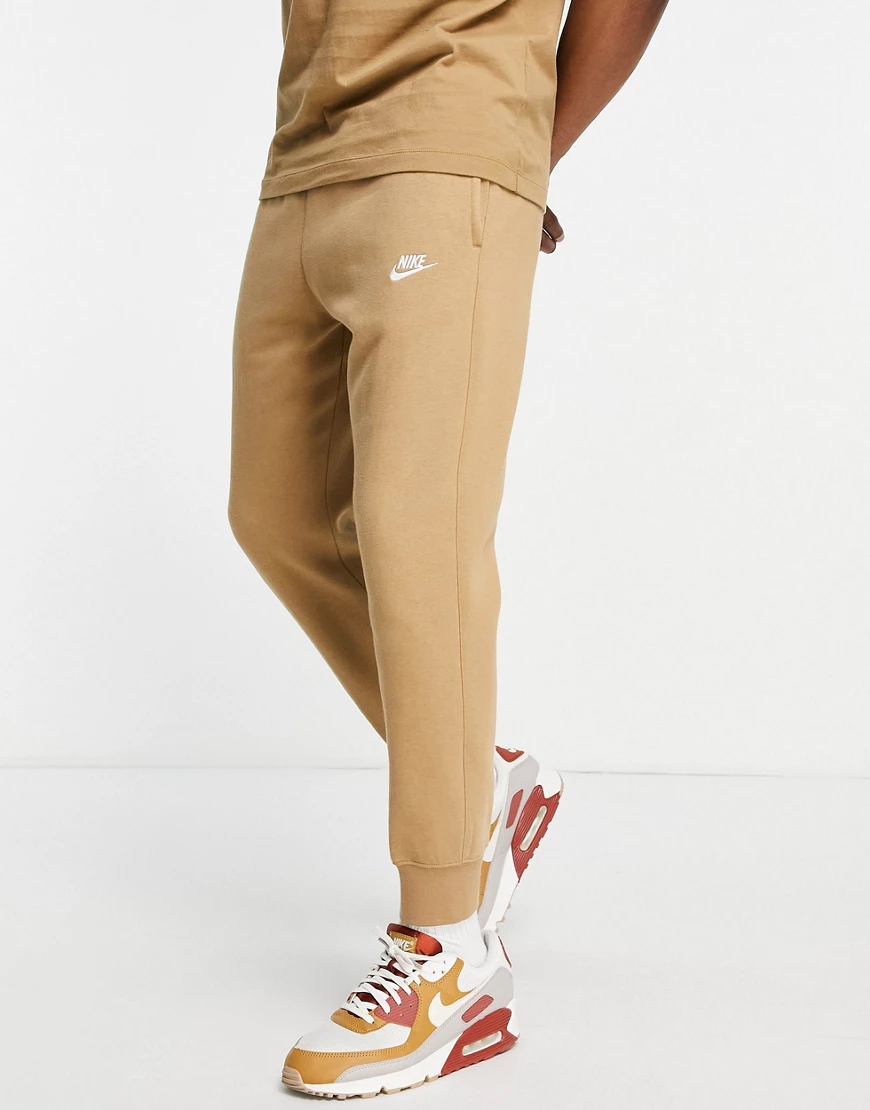 Nike Club – Jogginghose in Taupe mit Bündchen-Braun günstig online kaufen