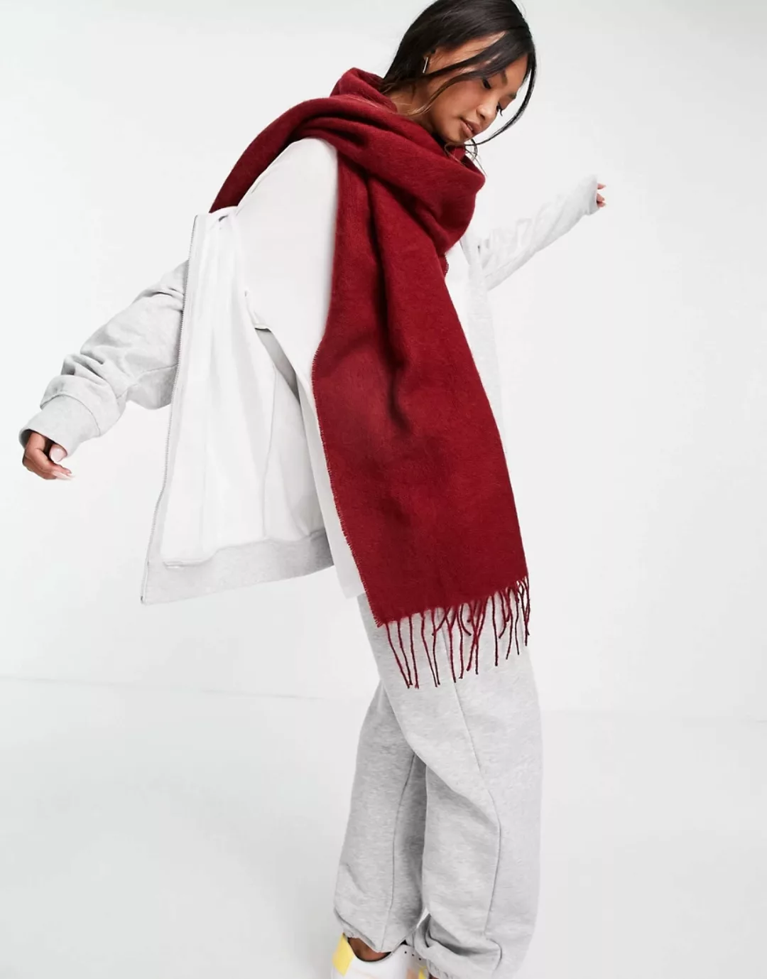 ASOS DESIGN – Superweicher Schal mit Bommeln in Tiefrot günstig online kaufen