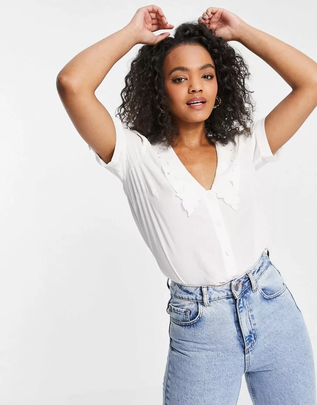 Forever New – Bluse mit Kragen mit Zierausschnitten in Weiß günstig online kaufen