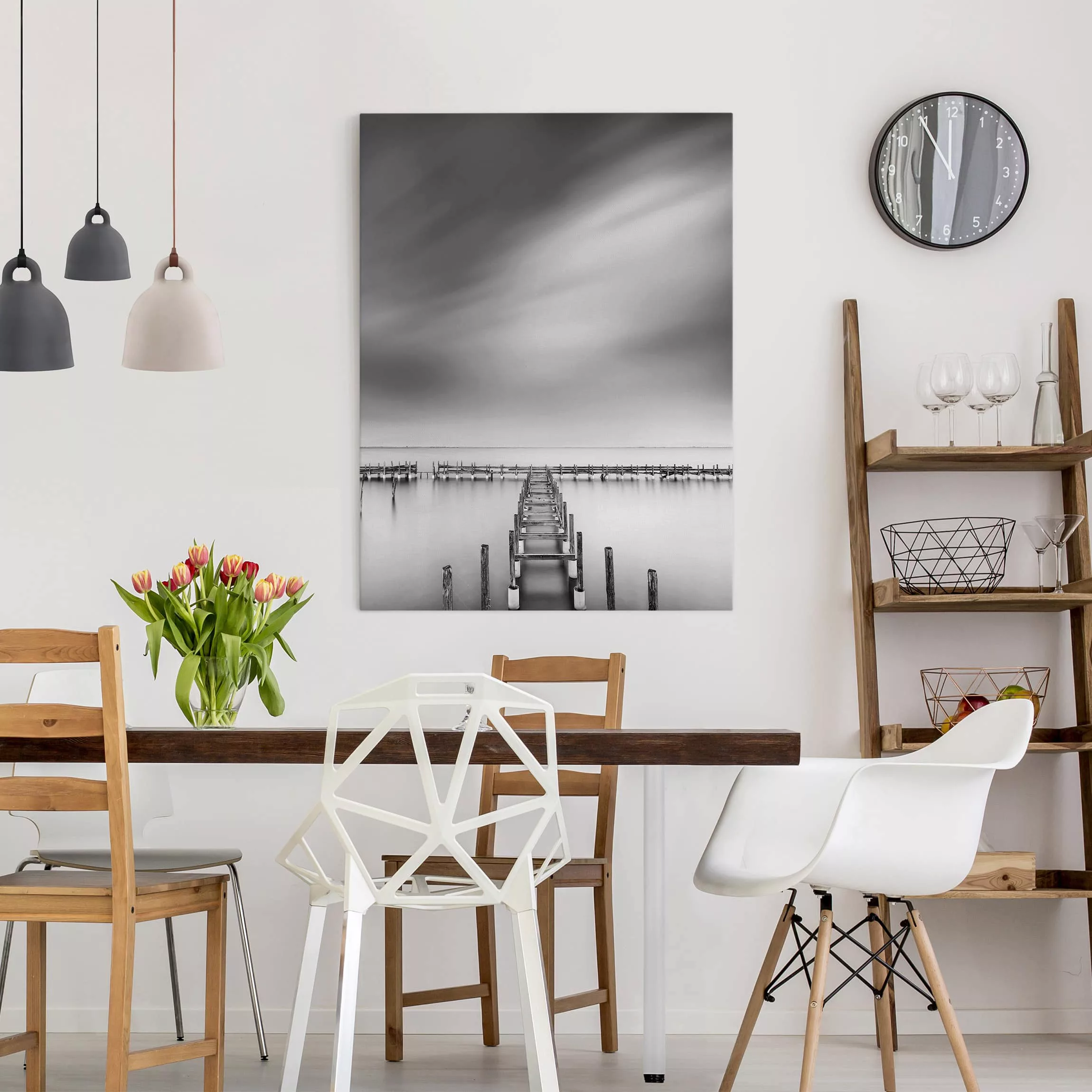 Leinwandbild Schwarz-Weiß - Hochformat Der alte Pier günstig online kaufen