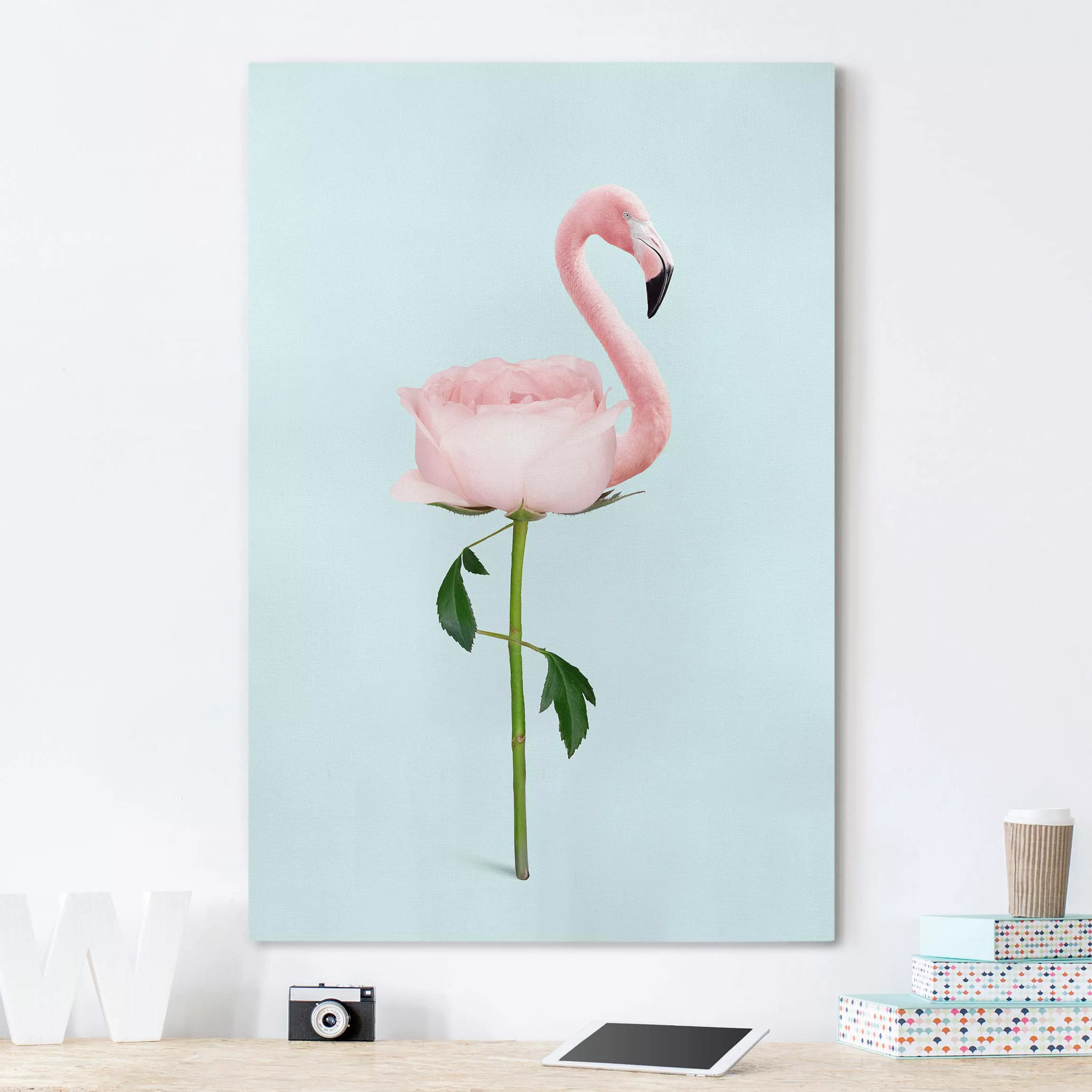 Leinwandbild Blumen - Hochformat Flamingo mit Rose günstig online kaufen