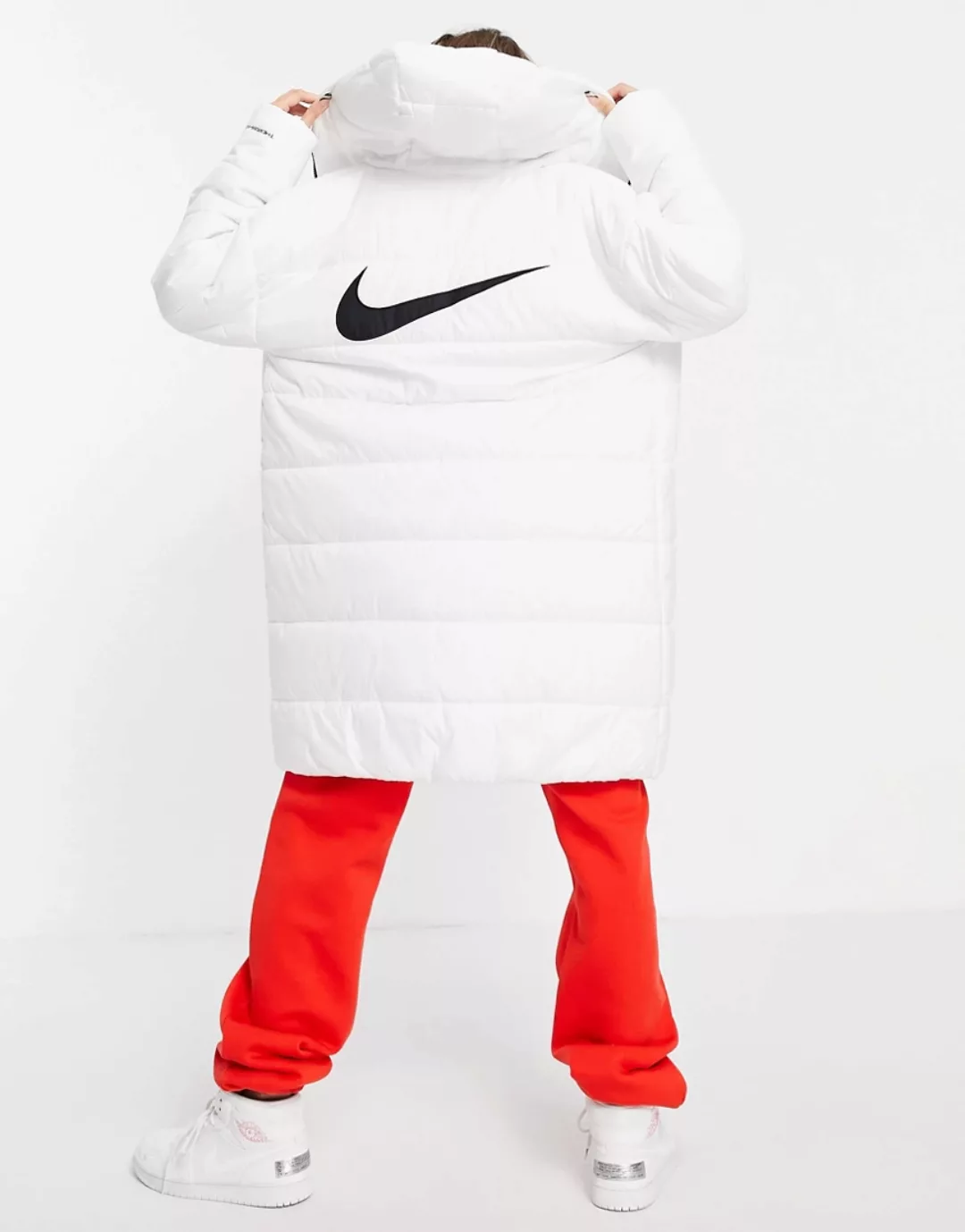 Nike – Klassische, wattierte Jacke in Weiß mit langem Schnitt und Kapuze günstig online kaufen